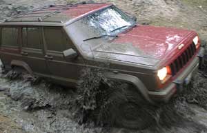 Peckfitz Fahrgel�nde - Jeep Cherokee im Schlamm